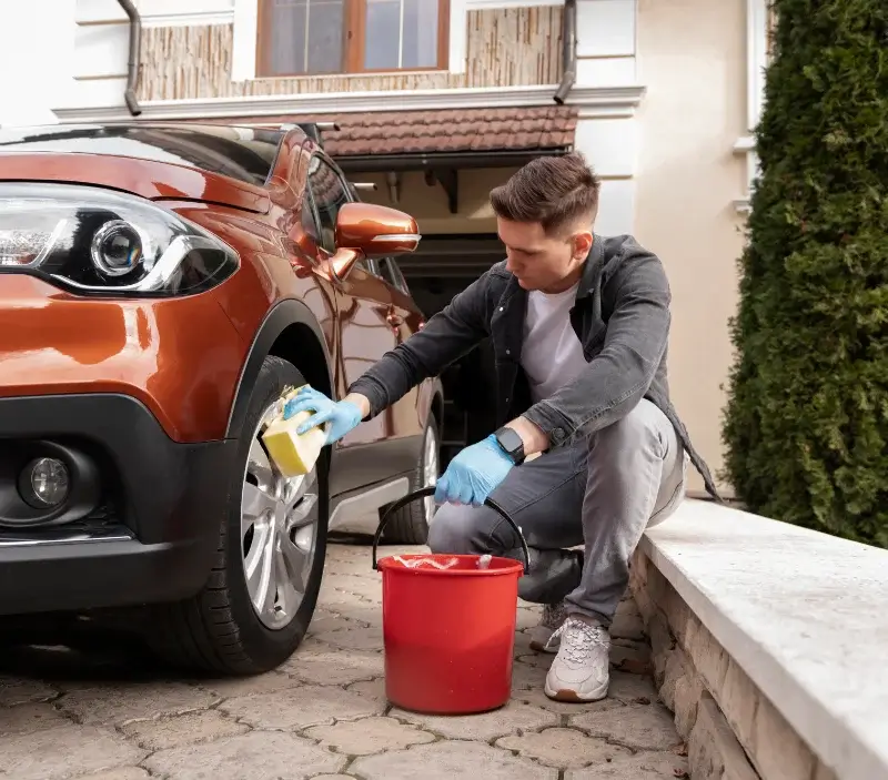 Lavage auto à domicile Amberre : professionnel intervenant sur un véhicule